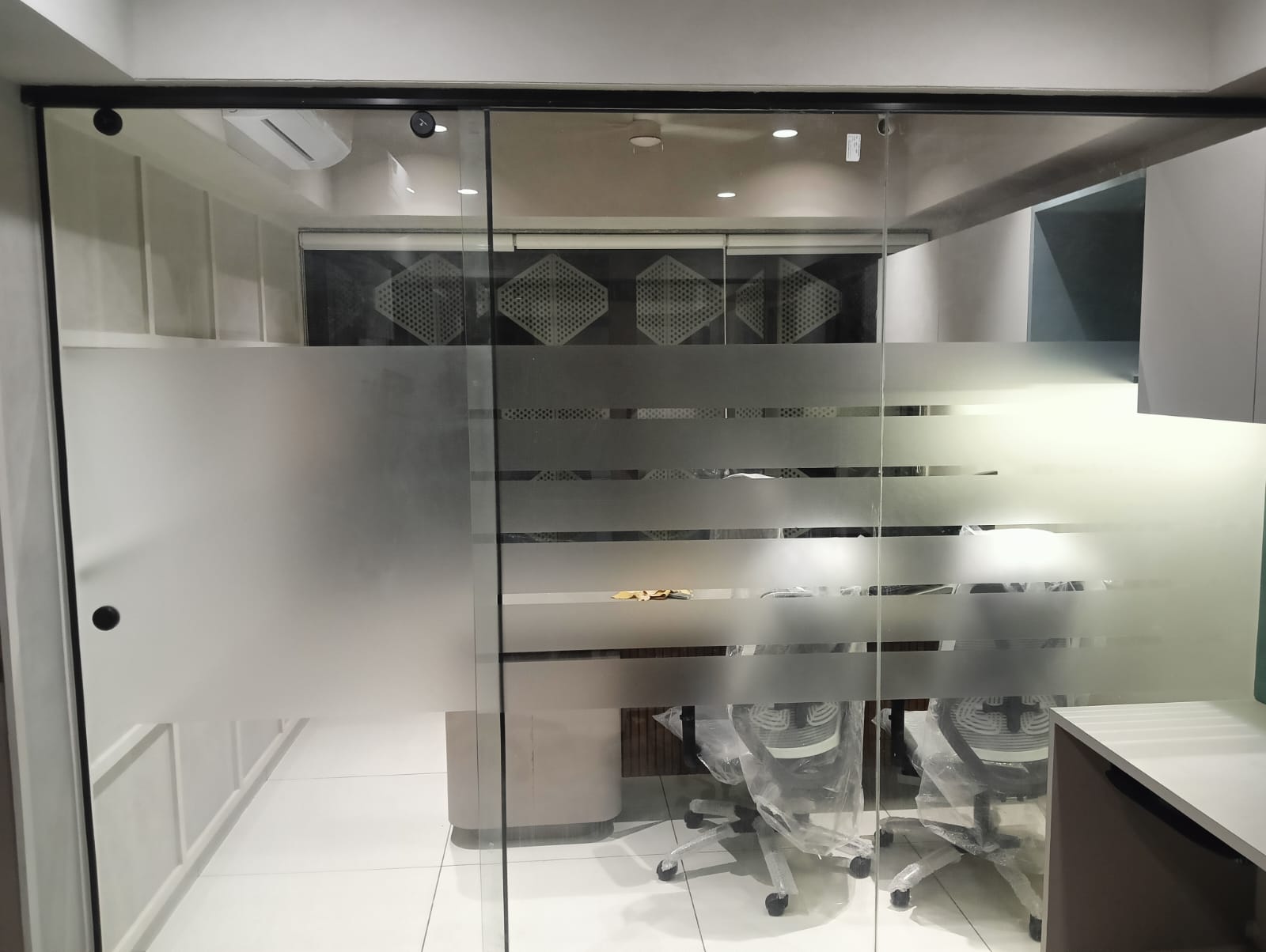 Executive frosted glass partition installation in Vadodara by HH Glass Film Work